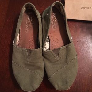 TOMS: Women’s Size 8.5